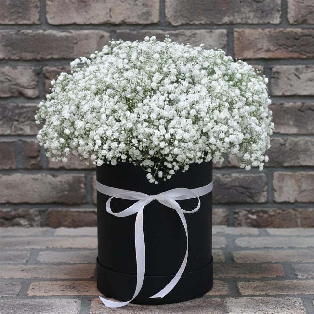 Цветочная композиция из Гипсофила в шляпной коробке в Старое Шайгово