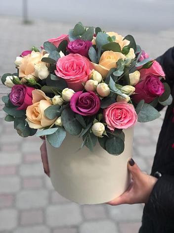 Цветочная композиция из Розы в шляпной коробке в Старое Шайгово