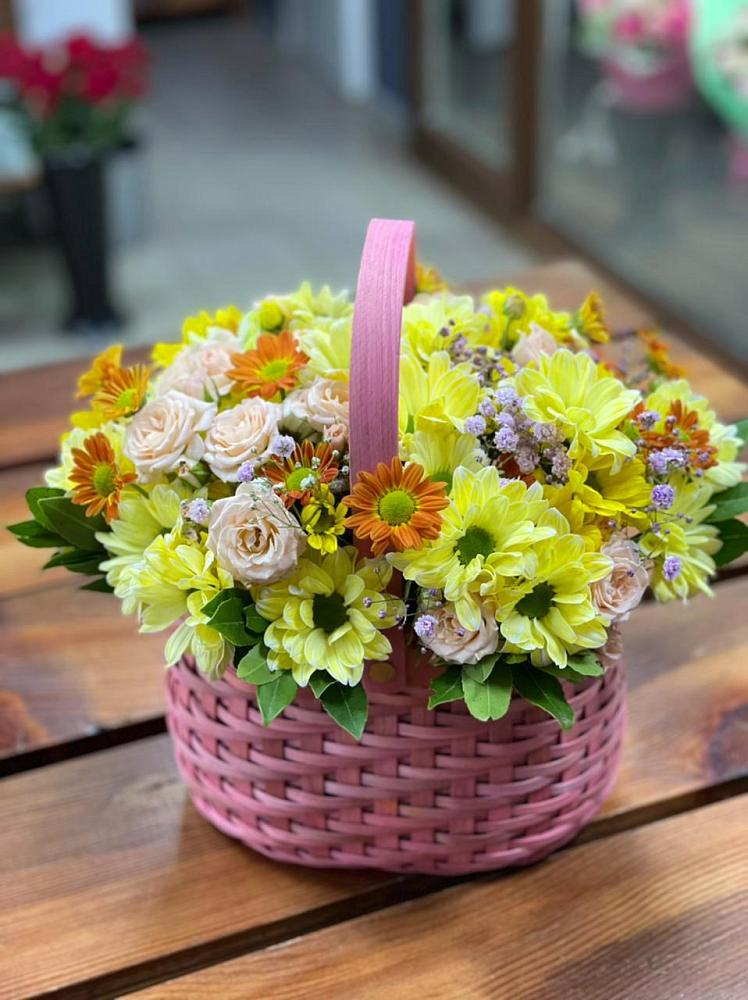 Цветочная композиция из Хризантемы и Розы в корзине в Старое Шайгово