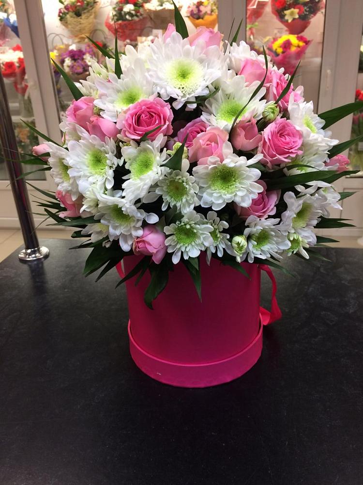 Цветочная композиция из Розы и Хризантемы в шляпной коробке в Старое Шайгово